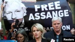 Editar Wikileaks, Kristinn Hrafnsson, da Barrister Jennifer Robinson suna magana da manema labarai a karshen makon da ya gabata