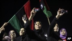 Mulheres tomando parte numa manifestação de rua, em Tripoli, contra Gadhafi