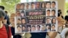 香港民主派初選47人案，7月8日在西九龍裁判法院再次提訊，有支持者手持聲援標語。 (美國之音: 湯惠芸拍攝)