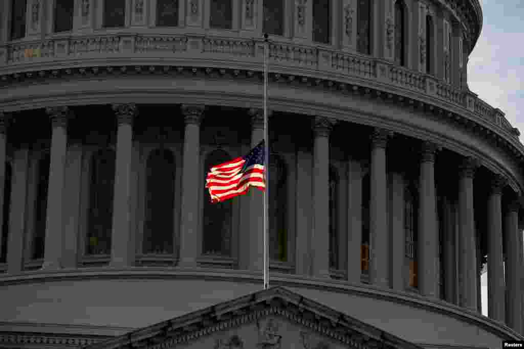 Bendera ya Marekani ikipepea nusu mlingoti, katika maombolezi ya kifo cha Rais wa zamani wa Marekani George H.W. Bush, Washington, Desemba 3, 2018. 