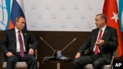 Ảnh tư liệu - Tổng thống Nga Vladimir Putin (trái) và Tổng thống Thổ Nhĩ Kỳ Recep Tayyip Erdogan trao đổi trong hội nghị Thượng đỉnh G-20 ở Antalya, Thổ Nhĩ Kỳ, ngày 16 tháng 11 năm 2015.