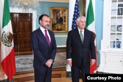 El secretario de Estado de EE.UU., Rex Tillerson, y el canciller de México, Luis Videgaray posan para la prensa antes de reunirse en privado en Washington. Abril 5 de 2017.