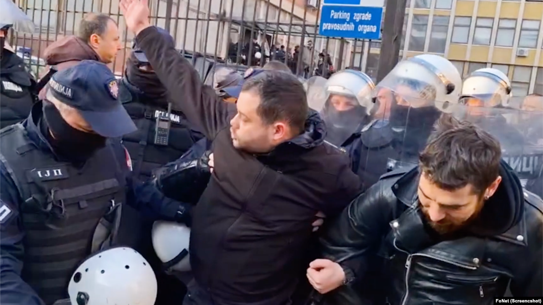 Policija gura poslanike i odbornike ispred zgrade Suda i Tužilaštva u Novom Sadu (foto: Screenshot)