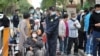 2020年10月13日，山东青岛市爆发了新的COVID-19冠状病毒之后，人们在街上等待进行核酸检测。