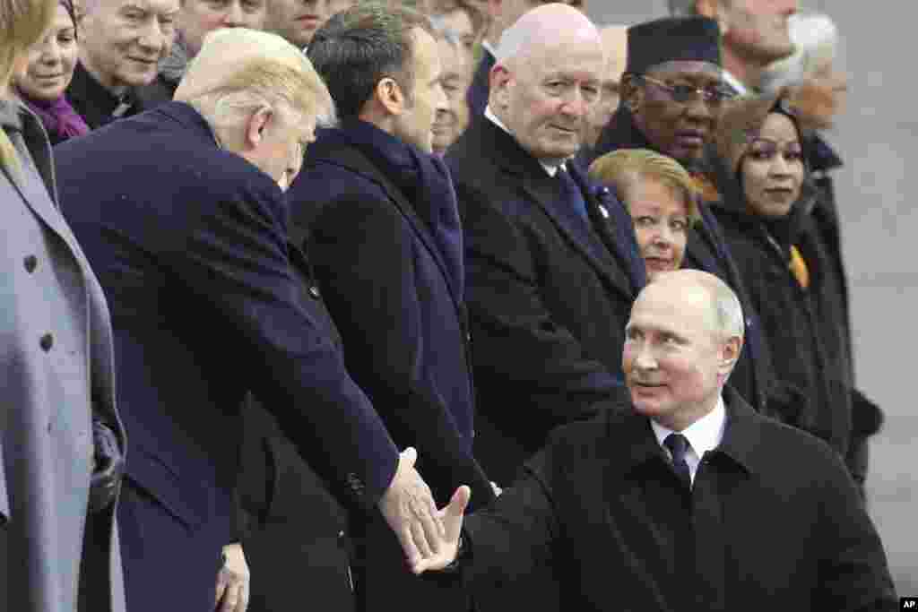Президент США Дональд Трамп и президент России Владимир Путин обменялись рукопожатиями