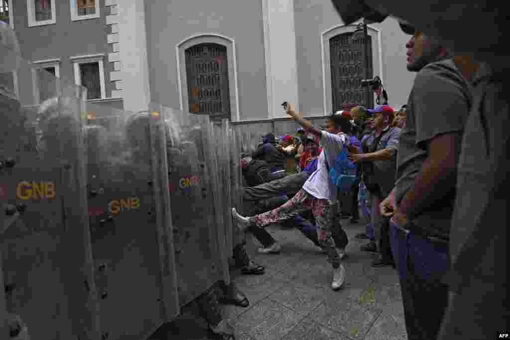 Para pendukung pemerintah Venezuela polisi anti huru-hara dalam aksi unjuk rasa mendukung Presiden Nicolas Maduro di Caracas.