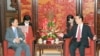 日本副首相麻生太郎(左)同中国副总理张高丽2015年6月5日在北京 