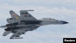 Máy bay chiến đấu SU-27 của Trung Quốc bay trên biển Hoa Đông. (Ảnh tư liệu của Bộ Quốc phòng Nhật Bản)
