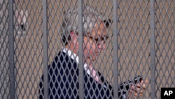 Gabriel Sterling hace una pausa en un edificio gubernamental, el lunes 14 de agosto de 2023, en Atlanta, Georgia. Sterling forma parte de un grupo de republicanos que defienden la seguridad y la integridad de las elecciones en Estados Unidos. (AP Photo/John Bazemore).