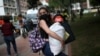 Una migrante venezolana sostiene una bolsa de ayuda alimentaria donada por funcionarios de la embajada en Bogotá del gobierno encargado de Juan Guaidó.