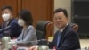 在美国副国务卿谢尔曼抵达天津滨海一号酒店前，时任中国外交部副部长谢锋在会场等候。（美联社2021年7月26日）