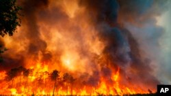 2022年7月16日，法國西南地區的蘭迪拉斯附近猛烈燃燒的野火。強風、高溫以及乾燥的空氣使法國救火人員的努力一再受挫。本照片由法國吉倫特地區救火隊拍攝。美聯社提供。