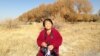 艾晓明在玉门蘑菇滩农场原址采访(图片：艾晓明提供)