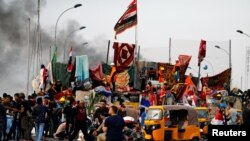 para demonstran memblokir jembatan Al-Sanak dalam aksi protes antipemerintah di Baghdad, Irak, 4 November 2019. (Foto: dok).