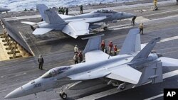 圖為2010年美國FA-18戰機準備從停靠在日本南部沖繩縣的喬治華盛頓號航母上起飛資料照。