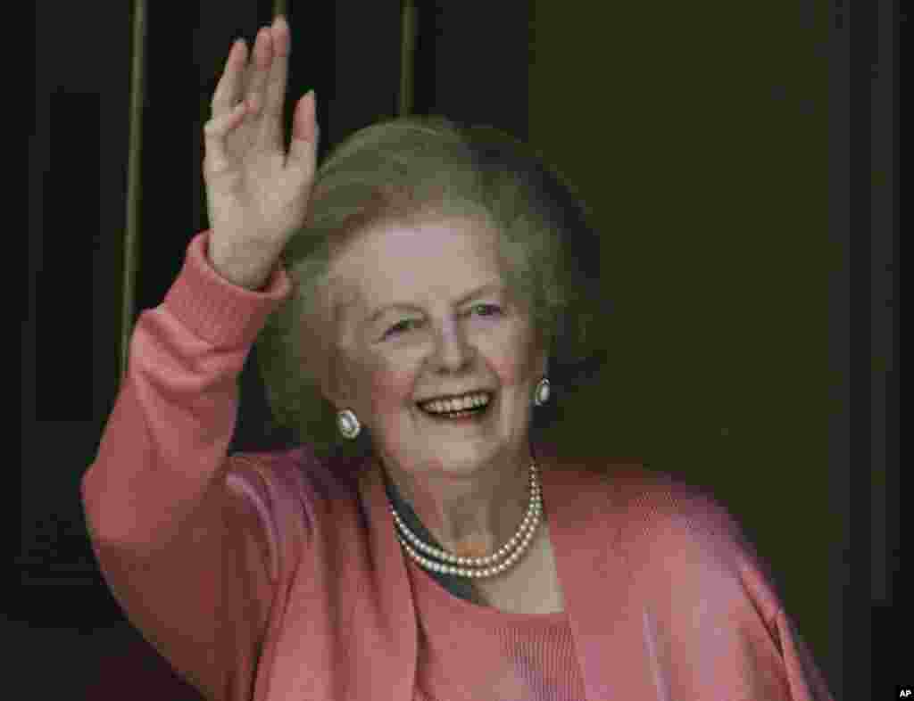  Margaret Thatcher melambai pada wartawan dan fotografer usai kembali dari rumah sakit, di luar rumahnya di London, 29 Juni 2009.