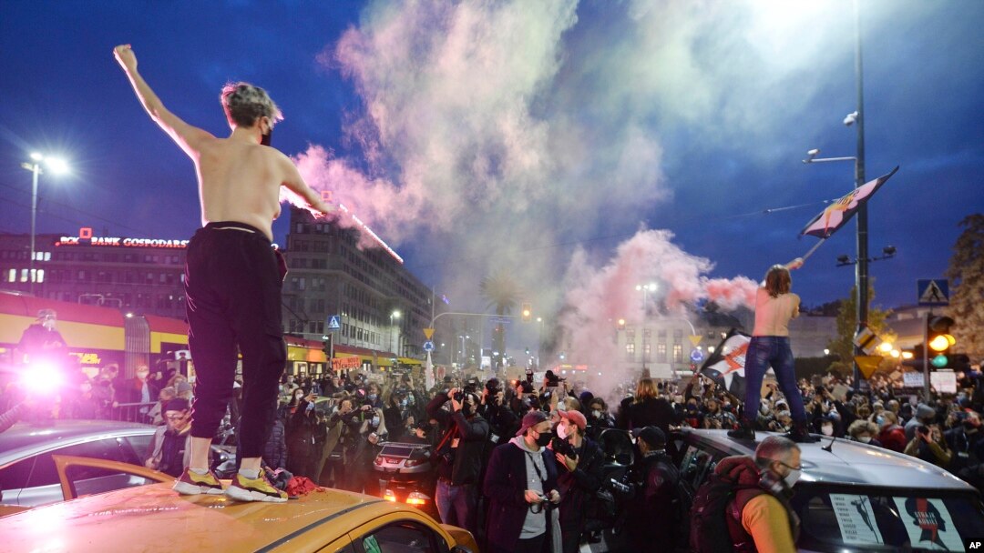 Aktivistkinje za ženska prava i njihove pristalice blokirale su velike saobraćajnice u Varšavi petog dana nacionalnog protesta zbog nedavne sudske presude kojom je dodatno ojačan restrikitvni zakon o abortusu. 