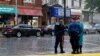 执法官员搜查纽约爆炸嫌疑人拉哈米的住址时警察在路旁警卫。 （2016年9月19日）
