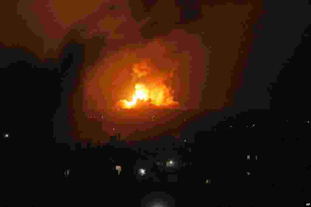 Bola api membumbung ke angkasa menyusul serangan rudal oleh Israel di Rafah, Jalur Gaza bagian selatan (9/7).