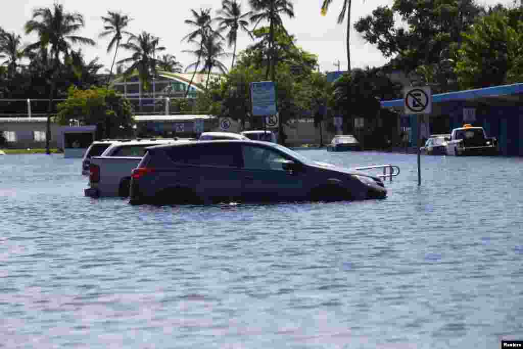 Mobil-mobil yang diparkir terendam air di bandar udara Acapulco (18/9). (Reuters/Jacobo Garcia)