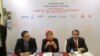 Direktur Core Indonesia Hendri Saparini (tengah berbicara) menjelaskan proyeksi ekonomi Indonesia 2016 di hotel JW Luwansa, Jakarta, 18 November 2015. (Foto: VOA/Andylala)