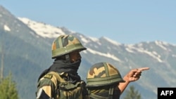 印度軍方6月17日向印中邊境地區增派的部隊在巡邏。