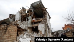 Posledice ruskih vazdušnih napada u okolini Kijeva (Foto: Reuters/Valentyn Ogirenko)