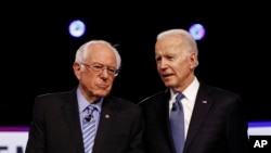 Bernie Sanders e Joe Biden antes de um debate presidencial em Janeiro