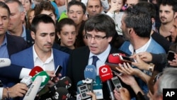 Shugaban Catalan Carles Puigdemont, a tsakiya bayan an kammala kada kuri'un amincewa da ficewa Spain