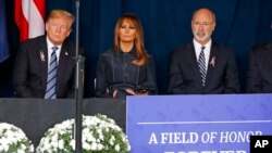 Predsednik Donald Tramp, prva dama Melanija Tramp i guverner Pensilvanije Tom Vuld na komemoraciji u Šenksvilu u Pensilvaniji.