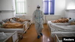 Medicinski radnik zbrinjava pacijente obolele od koronavirusa, u Kliničko bolničkom centru Zemun, u Beogradu 26. novembra 2020. (Foto: Reuters, Marko Đurica)