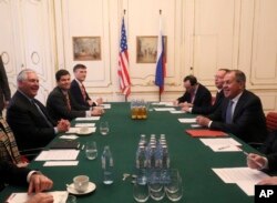 El secretario de Estado Rex Tillerson (izquierda) habla con su contraparte ruso Sergey Lavrov en la reunión de ministros de la OSCE en Vienna, Austria. Dic. 7, 2017