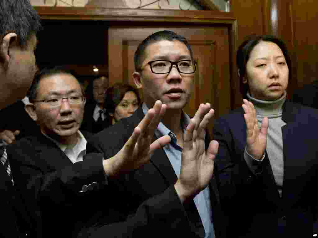 CEO of Malaysia Airlines Ignatius Ong, center, gestures as he prepares to speak to the media near a hotel room for relatives or friends of passengers aboard a missing Malaysia Airlines airplane, Beijing, China, March 10, 2014. 