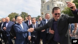 Путін і Лукашенко у передмісті Санкт-Петербурга. Люди з натовпу намагаються сфотографуватися з Путіним. 23 липня 2023 р. Alexander Demianchuk, Sputnik, Kremlin Pool Photo via AP