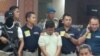 Tersangka L (tengah), pelaku pengeboman Mal Alam Sutera, dihadirkan dalam konferensi pers di Polda Metro Jaya, 29 Oktober 2015 (Foto:VOA/Andylala)