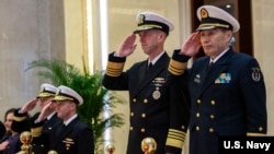 美國海軍作戰部長約翰·理查森應中國海軍司令員沈金龍（右）邀請2019年1月13日開始對中國進行訪問（圖片來源：美國海軍） 