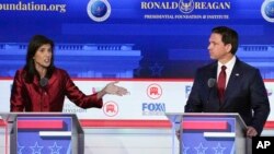 ARCHIVO - La exembajadora ante la ONU, Nikki Haley, y el gobernador de Florida, Ron DeSantis, participan en el segundo debate de primarias republicanas, el 27 de septiembre de 2023, en Simi Valley, California.