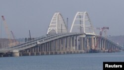지난 5월 러시아와 크림반도를 연결하는 새 다리 위로 자동차들이 지나가고 있다.