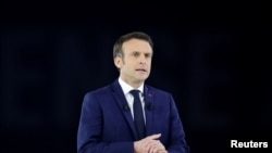 Presiden Prancis Emmanuel Macron, yang mencalonkan diri kembali untuk periode kedua dalam pemilu presiden Prancis 2022, berkampanye di Paris La Defense Arena di Nanterre, Prancis, pada 2 April 2022. (Foto: Reuters/Sarah Meyssonier)