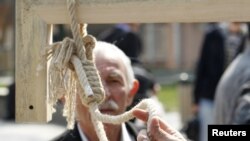 Al concluir 2011 había en torno a 18.750 personas condenadas a muerte en todo el mundo, y al menos 676 fueron ejecutadas durante el año pasado.