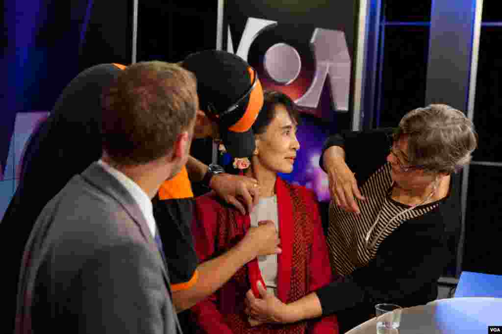Bà Aung San Suu Kyi đã từ chối làm tóc và trang điểm. Bà nói đùa: "Tóc của tôi luôn luôn không được gọn gàng". (Alison Klein / VOA)