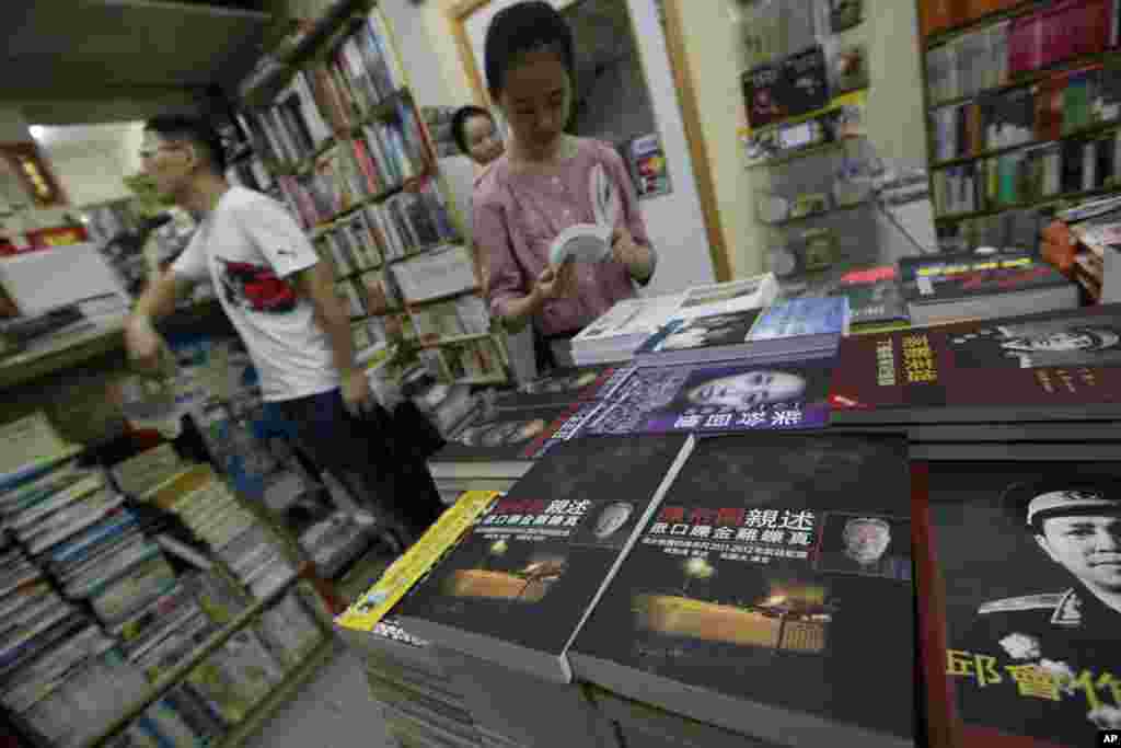 香港书店陈列的中国大陆政治方面的书籍(2012年6月1日)。其中有江泽民的政敌、 前北京市委书记陈希同的回忆录 《陈希同亲述——众口铄金难铄真》。陈希同想以此洗刷自己贪污腐败的罪名。1995年,陈希同因受其副手王宝森贪污案牵连而辞职。1997年8月,陈希同被中共开除出党。1998被判刑16年,罪名是贪污和玩忽职守。但观察家们认为,陈希同被法办是因为他跟江泽民内斗失败。陈希同回忆录的执笔者, 国务院农村发展研究中心前研究员姚监复说,陈希同自述在监狱里通过收听美国之音获得信息,除了《人民日报》,就是通过美国之音听到各方面的信息。