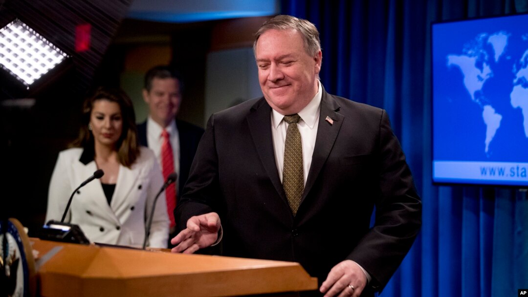 Američki državni sekretar Majk Pompeo, u društvu portparolke Stejt departmenta Morgan Ortagus, i ambasadora Sema Braunbeka, na konferenciji za novinare, 10. juna 2020. u Vašingtonu (Foto: AP)