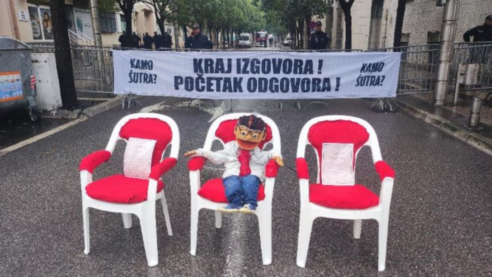 Protest ispred Vlade Crne Gore (Foto: VOA)