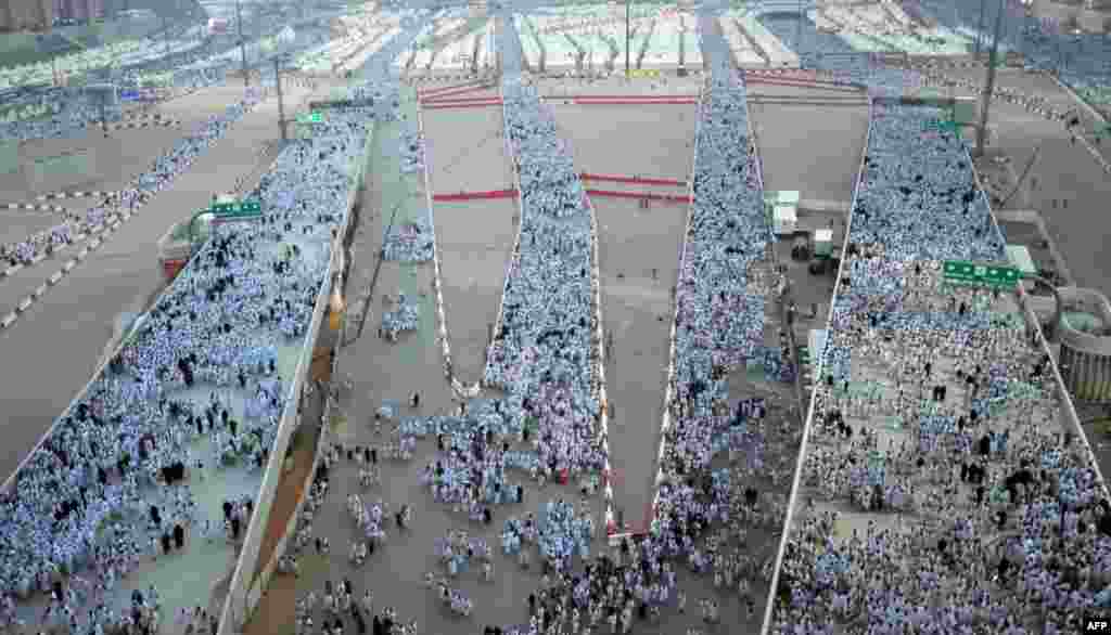 Para jamaah Haji melemparkan kerikil (melontar Jumrah) selama ritual di "Jamarat" di kota Mina, dekat kota suci Mekkah, Arab Saudi.