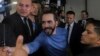 Simpatizantes saludan al presidente de El Salvador, Nayib Bukele, luego de presentarse como candidato presidencial por el Partido Nuevas Ideas en San Salvador, El Salvador, el viernes 27 de octubre de 2023.