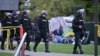 Policija u specijalnoj opremi na kampusu univerziteta MIT u Kembrdižu, Masačusetsu (Foto: AP Photo/Josh Reynolds)