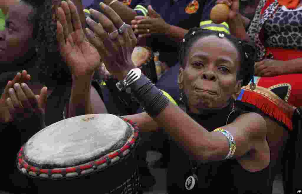 Pertunjukan drum di tengah kota Johannesburg, Afrika Selatan (8/3), sebagai bagian dari peringatan Hari Perempuan Internasional sekaligus protes atas kekerasan terhadap perempuan dan anak-anak. (AP/Denis Farrell)