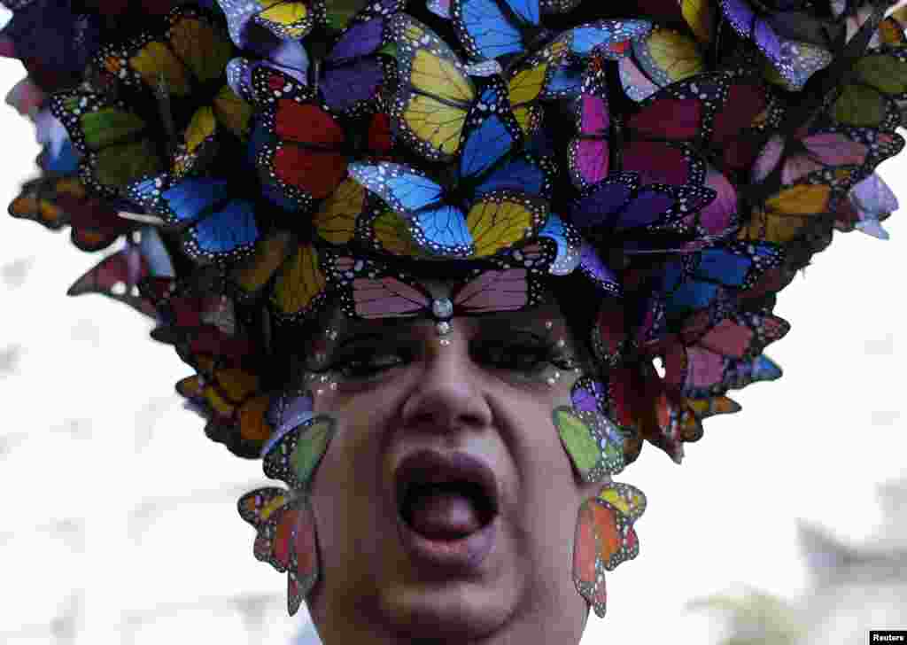 Seorang peserta parade gay di Avenida Paulista di kota Sao Paulo, Brazil.
