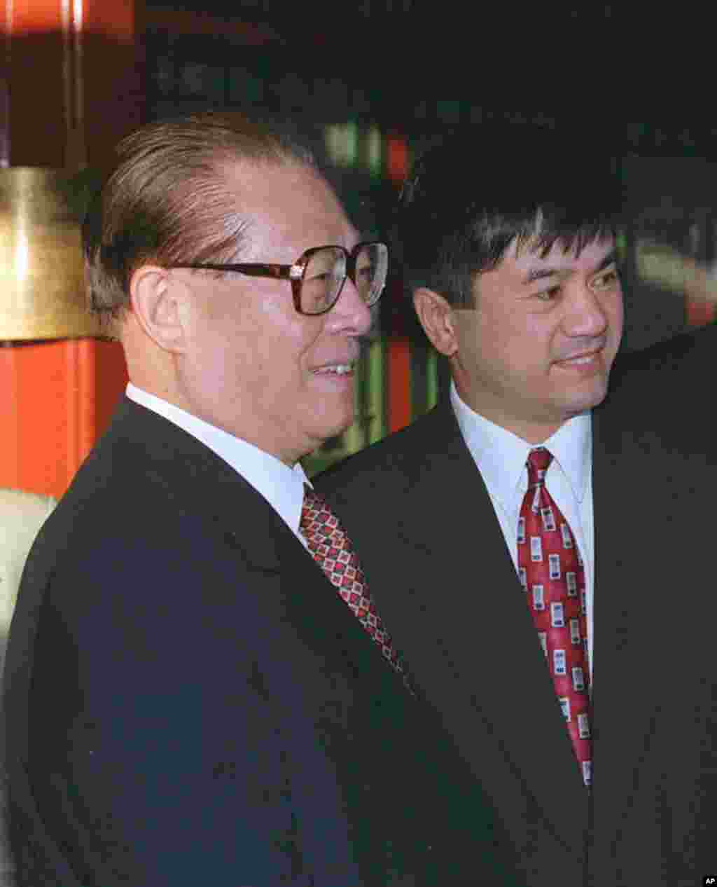 1997年10月6日,中国主席江泽民会见美国华盛顿州州长骆家辉。骆家辉后来担任驻华大使。